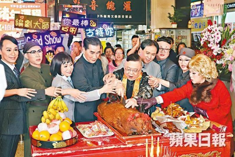 李居明前晚在開騷前,親自主持敲鑼儀式。
李居明前晚在開騷前,親自主持敲鑼儀式。