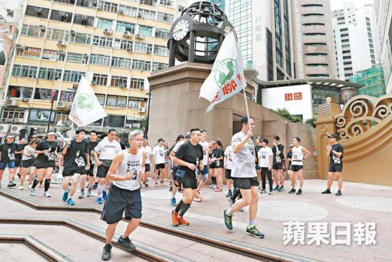 長跑大隊昨在時代廣場集合後一同再出發。張志華攝參加者在國殤之柱獻花,悼念六四死難者。參加六四長跑的土地正義聯盟葉寶琳(左)與陳健民合照。跑手帶同小孩到達中聯辦,寓意薪火相傳。 長跑大隊昨在時代廣場集合後一同再出發。張志華攝參加者在國殤之柱獻花,悼念六四死難者。參加六四長跑的土地正義聯盟葉寶琳(左)與陳健民合照。跑手帶同小孩到達中聯辦,寓意薪火相傳。