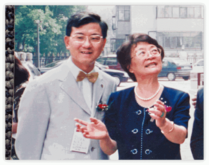 沈運龍曾與溫家寶夫人合作開拓內地珠寶業務。 沈運龍曾與溫家寶夫人合作開拓內地珠寶業務。