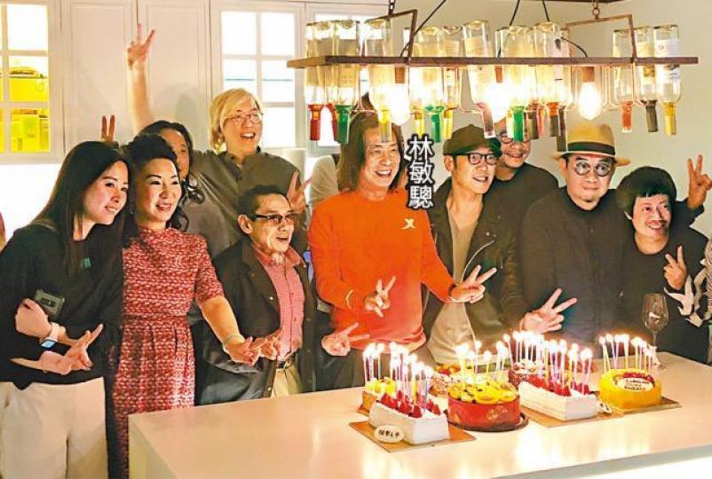 林敏驄上年喺冠軍娛樂嘅辦公室慶祝生日。微博圖片有指係林敏驄做老闆嘅娛樂公司,最近因欠租而人去留空。林敏驄過往得過嘅音樂獎座,亦有擺喺公司。微博圖片公司內放有林敏驄嘅大相。微博圖片 林敏驄上年喺冠軍娛樂嘅辦公室慶祝生日。微博圖片有指係林敏驄做老闆嘅娛樂公司,最近因欠租而人去留空。林敏驄過往得過嘅音樂獎座,亦有擺喺公司。微博圖片公司內放有林敏驄嘅大相。微博圖片