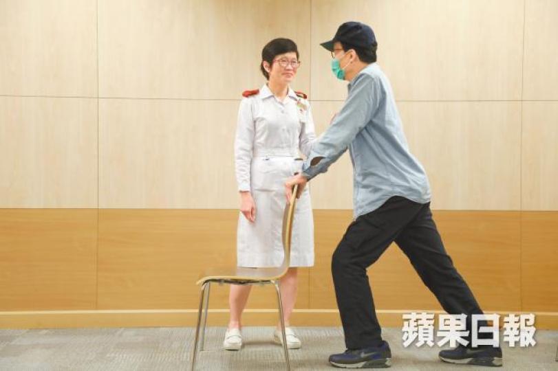 鄭先生正學習不同健心運動;旁為威院顧問護師張香雲。梁志永攝 鄭先生正學習不同健心運動;旁為威院顧問護師張香雲。梁志永攝