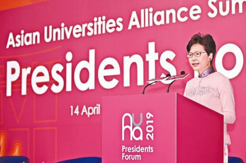 林鄭月娥昨出席亞洲大學聯盟校長論壇後拒回應關於「送中條例」提問。政府新聞處圖片 林鄭月娥昨出席亞洲大學聯盟校長論壇後拒回應關於「送中條例」提問。政府新聞處圖片