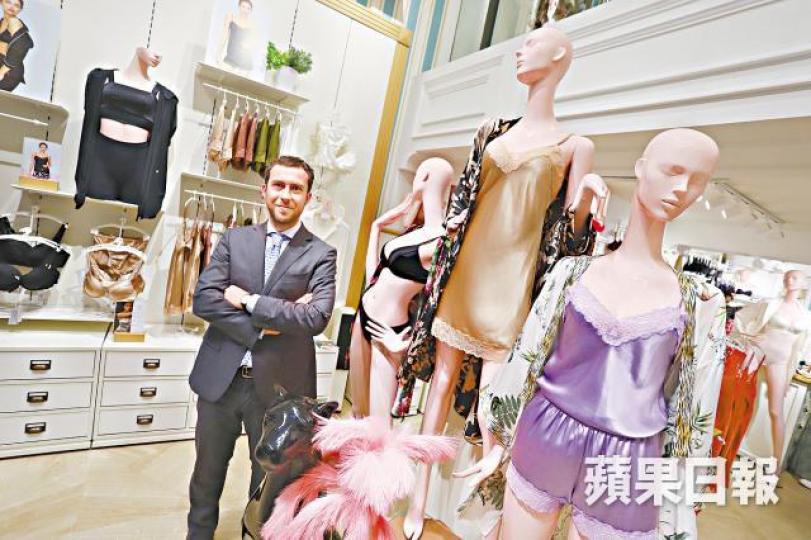 Marco Livio Zambaldo表示，Calzedonia約五成客源來自外籍客。譚德潤攝Calzedonia以呎租1,875元，登上今年銅鑼灣羅素街呎租王。何耀勤攝