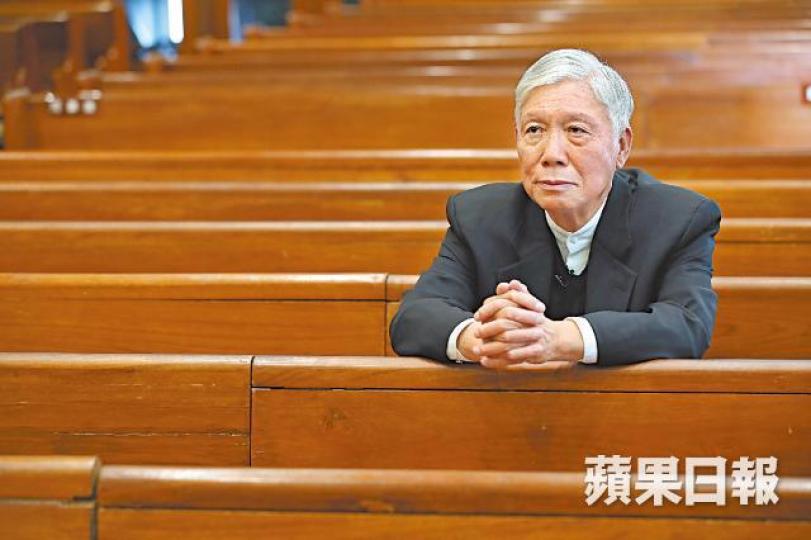 匆匆一別,30年倏忽過去,當年在營救行動中擔當核心角色的朱耀明已75歲,直言能在有生之年看到故人安好,再無遺憾。30年過去,六四在內地仍是禁語,朱牧深信只要拒絕遺忘,歷史真相不會消失。黃雀行動由於牽涉人士甚廣,留存資料一直不多,圖為當年的營救筆記手稿。太太是朱牧的最強後盾,訪問由天光做到天黑,這個背後的女人,總是安靜的默默守候。辦公室掛上司徒華的墨寶,是曹植的《野田黃雀行》。朱耀明兩年間走訪美加歐洲逾五個國家,訪問了超過20個流亡人士及與黃雀行動相關的人士。畫家高爾泰名為《鄉愁》的油畫,原畫很灰 匆匆一別,30年倏忽過去,當年在營救行動中擔當核心角色的朱耀明已75歲,直言能在有生之年看到故人安好,再無遺憾。30年過去,六四在內地仍是禁語,朱牧深信只要拒絕遺忘,歷史真相不會消失。黃雀行動由於牽涉人士甚廣,留存資料一直不多,圖為當年的營救筆記手稿。太太是朱牧的最強後盾,訪問由天光做到天黑,這個背後的女人,總是安靜的默默守候。辦公室掛上司徒華的墨寶,是曹植的《野田黃雀行》。朱耀明兩年間走訪美加歐洲逾五個國家,訪問了超過20個流亡人士及與黃雀行動相關的人士。畫家高爾泰名為《鄉愁》的油畫,原畫很灰