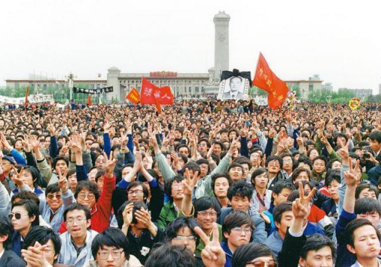 1989年4月15日胡耀邦逝世後,大批民眾自發湧到天安門廣場悼念,最終成為六四事件的導火線。資料圖片 1989年4月15日胡耀邦逝世後,大批民眾自發湧到天安門廣場悼念,最終成為六四事件的導火線。資料圖片