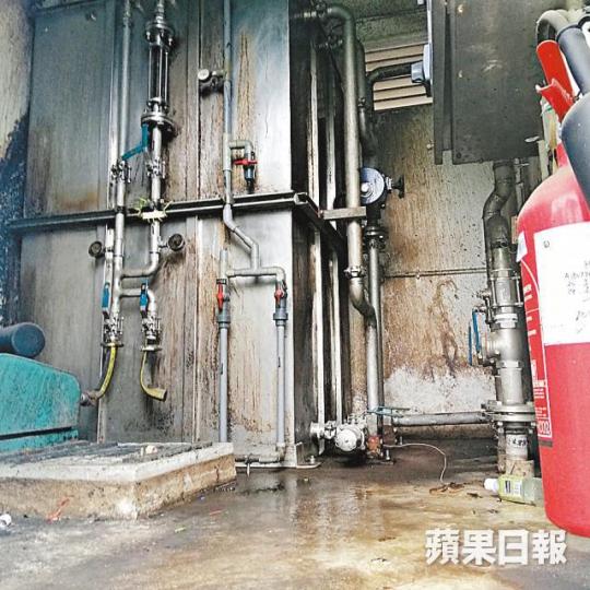 文錦渡公廁在沖廁水循環缸旁設休息室,滿佈污迹。 文錦渡公廁在沖廁水循環缸旁設休息室,滿佈污迹。