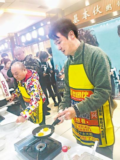 吳鎮宇近日在北京出席活動，化身飯堂大叔煮餐蛋麵。樂隊RubberBand前晚憑《逆流大叔》，奪得最佳原創電影音樂及最佳原創電影歌曲。