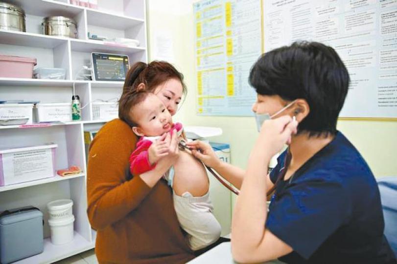 烏蘭巴托空氣污染嚴重,這名10個月大女童一個月內兩度患肺炎。 烏蘭巴托空氣污染嚴重,這名10個月大女童一個月內兩度患肺炎。