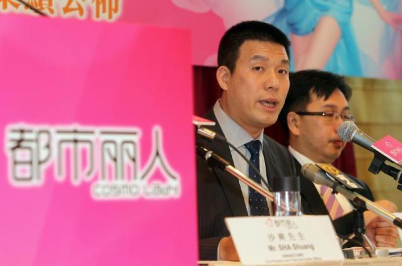 都市麗人主席鄭耀南(左)。 資料圖片 都市麗人主席鄭耀南(左)。 資料圖片