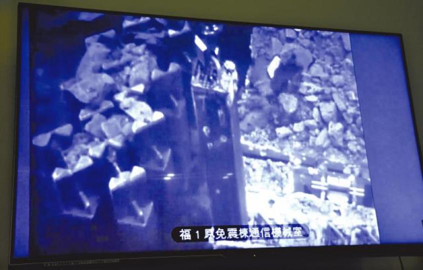 東電監察畫面顯示燃料棒被取出。 路透社東電為取出福島核電廠三號反應堆的核燃料,先在冷卻池上面建防護罩和吊臂。美聯社福島核電廠1和3號反應堆前年進行修復工程。 東電監察畫面顯示燃料棒被取出。 路透社東電為取出福島核電廠三號反應堆的核燃料,先在冷卻池上面建防護罩和吊臂。美聯社福島核電廠1和3號反應堆前年進行修復工程。