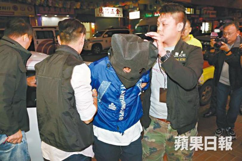 涉開槍傷人的阿南昨晚被押返深水埗大南街住處搜查。 涉開槍傷人的阿南昨晚被押返深水埗大南街住處搜查。