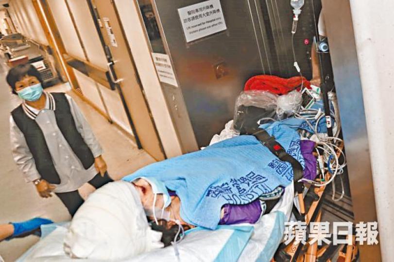 女傷者由救護員送院治理。 女傷者由救護員送院治理。