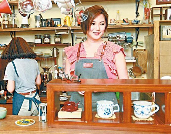 「奀妹」傅天穎希望以咖啡開展人生新一頁。台灣《蘋果新聞網》「奀妹」傅天穎抱住謙卑心情過日子。傅天穎當年與陳子強婚變後，負面新聞不斷。奀妹2005年出道時樣子甜美，迷倒不少男生。