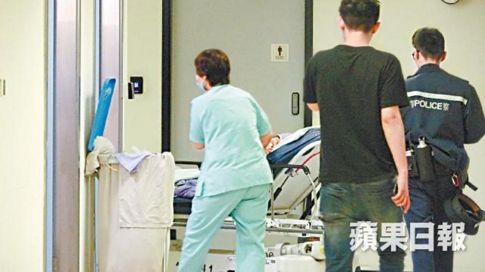 事主背部及腳中刀,送院救治。 事主背部及腳中刀,送院救治。