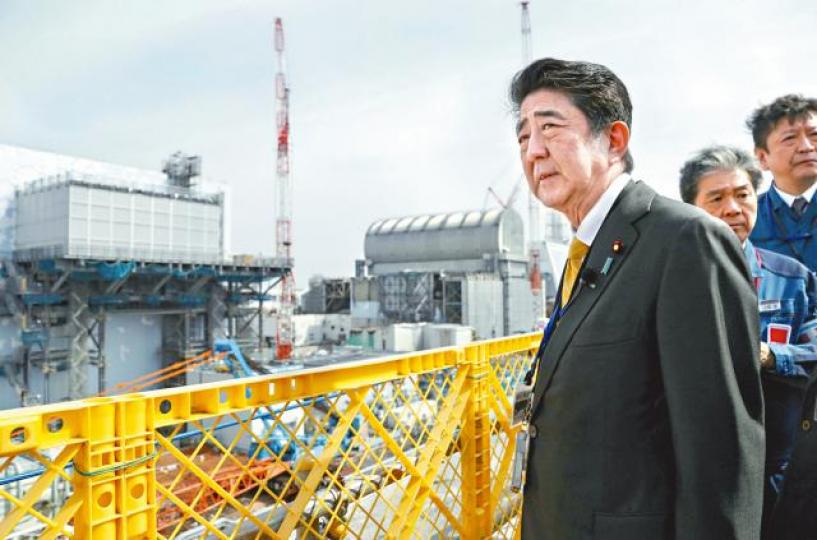 安倍前天視察福島第一核電廠。美聯社 安倍前天視察福島第一核電廠。美聯社