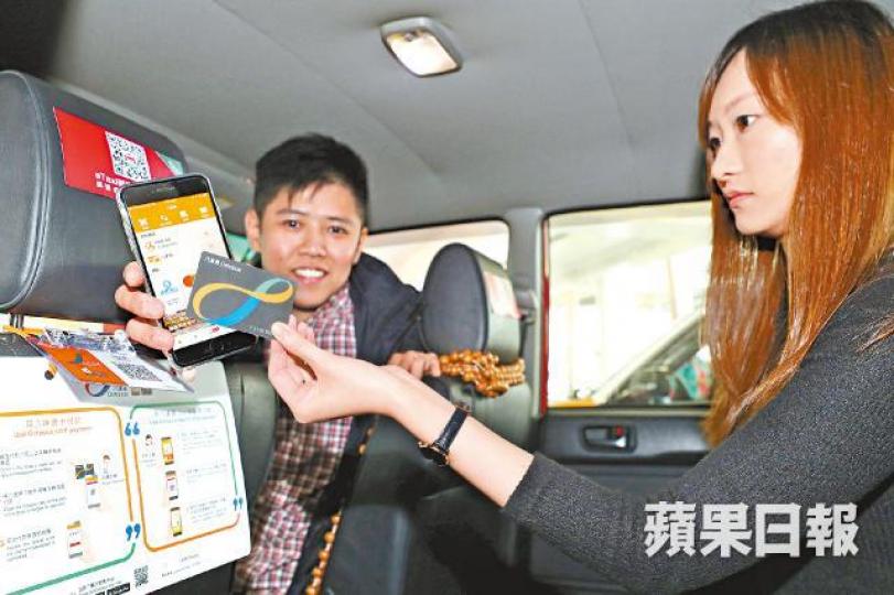乘客以「e的士」召車,可選擇以八達通卡或八達通App O! ePay繳付車資。馬泉崇攝 乘客以「e的士」召車,可選擇以八達通卡或八達通App O! ePay繳付車資。馬泉崇攝