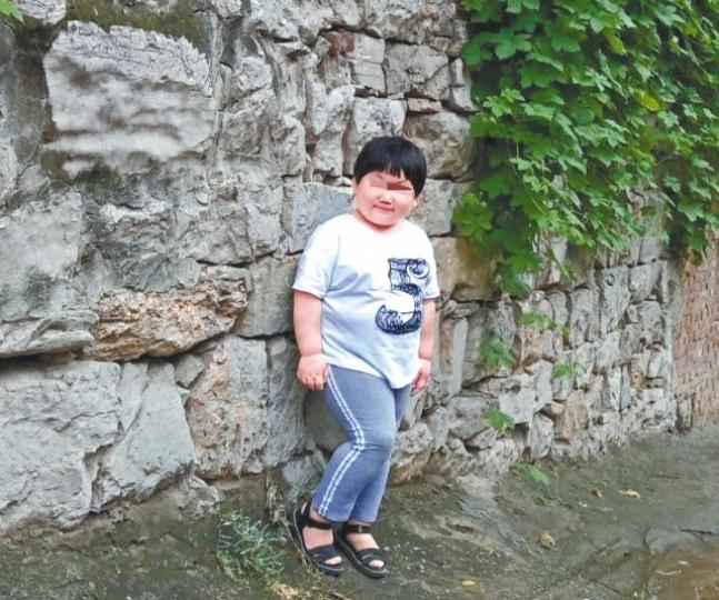 6歲女童鄧琳入讀嵩山少林武校兩日後死亡。釋小龍(左)與父親陳同山(右)和釋永信(右二)合照。少林小龍武校學生逾6,000人。醫生為女童急救無果。嵩山少林小龍武校由陳同山創立。 6歲女童鄧琳入讀嵩山少林武校兩日後死亡。釋小龍(左)與父親陳同山(右)和釋永信(右二)合照。少林小龍武校學生逾6,000人。醫生為女童急救無果。嵩山少林小龍武校由陳同山創立。