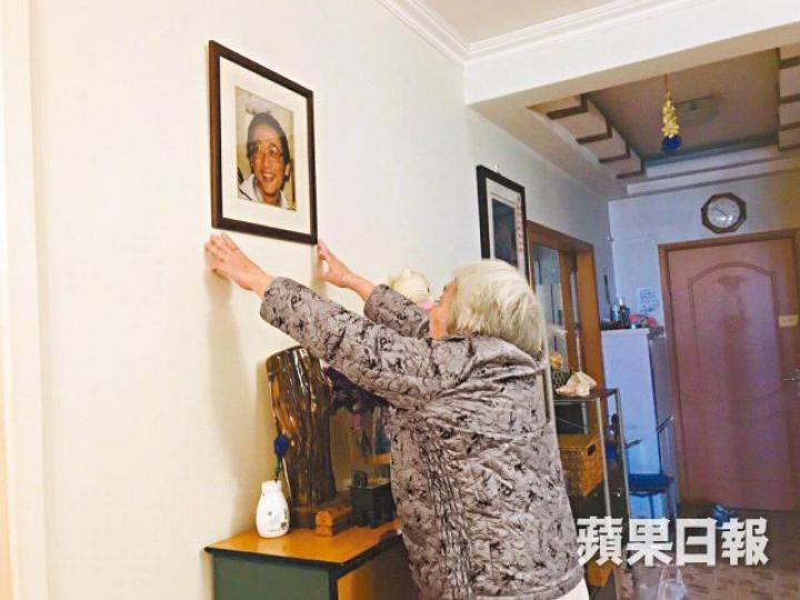 事隔30年,張先玲對兒子王楠的思念從未止息。王楠中彈時戴着的頭盔將於香港六四館展出。 事隔30年,張先玲對兒子王楠的思念從未止息。王楠中彈時戴着的頭盔將於香港六四館展出。
