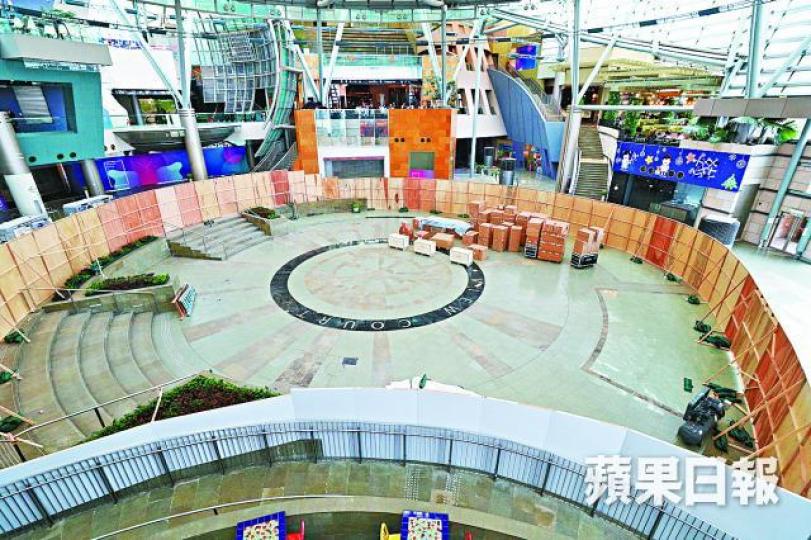 數碼港商場中庭改建成電競賽場,料年中竣工。 數碼港商場中庭改建成電競賽場,料年中竣工。