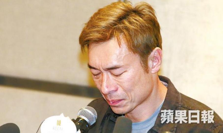 許志安昨在記者會聲淚俱下認錯。王子俊攝黃心穎主攻【挨身撒嬌】黃心穎主攻【埋身擒啜】黃心穎主攻【大力熊抱】許志安突擊【手摸大髀】許志安突擊【主動錫面】黃心穎本月3日上載跟許志安等人出席友人生日飯局照片,打扮與偷情片的衣服一樣。互聯網許志安與鄭秀文愛情長跑28年,2014年結婚;圖為二人2010年在鄭的演唱會上合唱。 許志安昨在記者會聲淚俱下認錯。王子俊攝黃心穎主攻【挨身撒嬌】黃心穎主攻【埋身擒啜】黃心穎主攻【大力熊抱】許志安突擊【手摸大髀】許志安突擊【主動錫面】黃心穎本月3日上載跟許志安等人出席友人生日飯局照片,打扮與偷情片的衣服一樣。互聯網許志安與鄭秀文愛情長跑28年,2014年結婚;圖為二人2010年在鄭的演唱會上合唱。