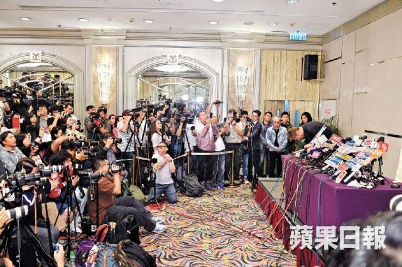 許志安昨在記者會上鞠躬道歉。 許志安昨在記者會上鞠躬道歉。
