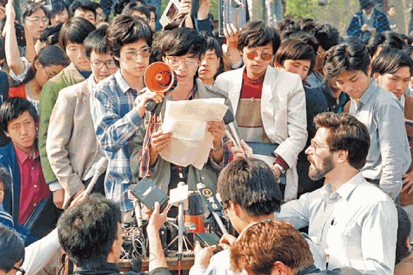 1989年5月,王丹聯同其他學生在北大宣佈罷課。 1989年5月,王丹聯同其他學生在北大宣佈罷課。
