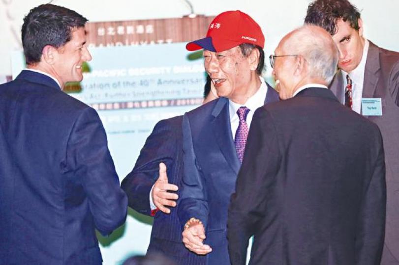 郭台銘在研討會與美國眾議院前議長瑞安(左)交流。 郭台銘在研討會與美國眾議院前議長瑞安(左)交流。