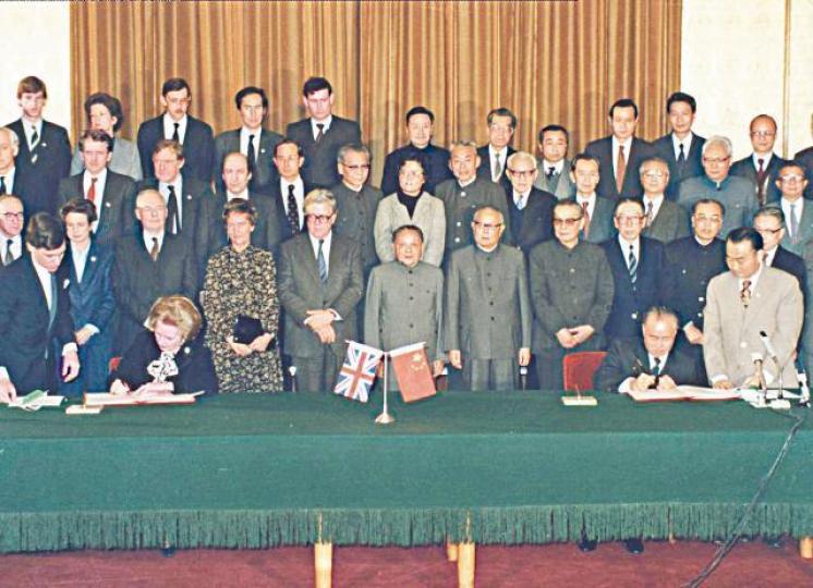 中英雙方1984年簽署中英聯合聲明,確認香港回歸。1989年5月21日,過百萬港人上街聲援身處北京天安門的學生。 中英雙方1984年簽署中英聯合聲明,確認香港回歸。1989年5月21日,過百萬港人上街聲援身處北京天安門的學生。