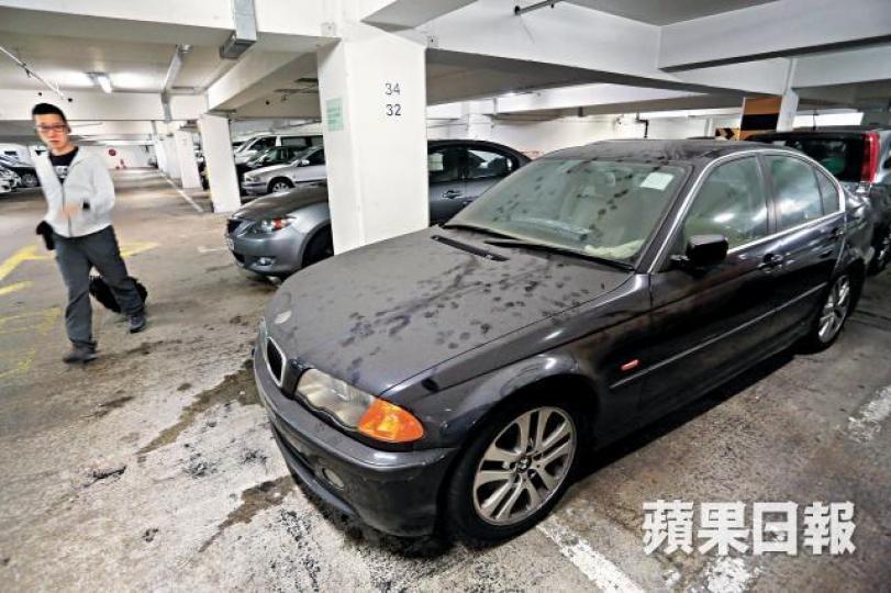 本港泊車位增長不及私家車數量升幅,「死車」問題更令泊位短缺問題惡化。董立華攝政府停車場費用低於市價15%至34%,導致市民通宵排隊搶購月票。審計報告圖片 本港泊車位增長不及私家車數量升幅,「死車」問題更令泊位短缺問題惡化。董立華攝政府停車場費用低於市價15%至34%,導致市民通宵排隊搶購月票。審計報告圖片