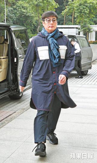 鄭威濤昨身穿厚長褸、繫上頸巾出庭作供。李潤芳攝 鄭威濤昨身穿厚長褸、繫上頸巾出庭作供。李潤芳攝