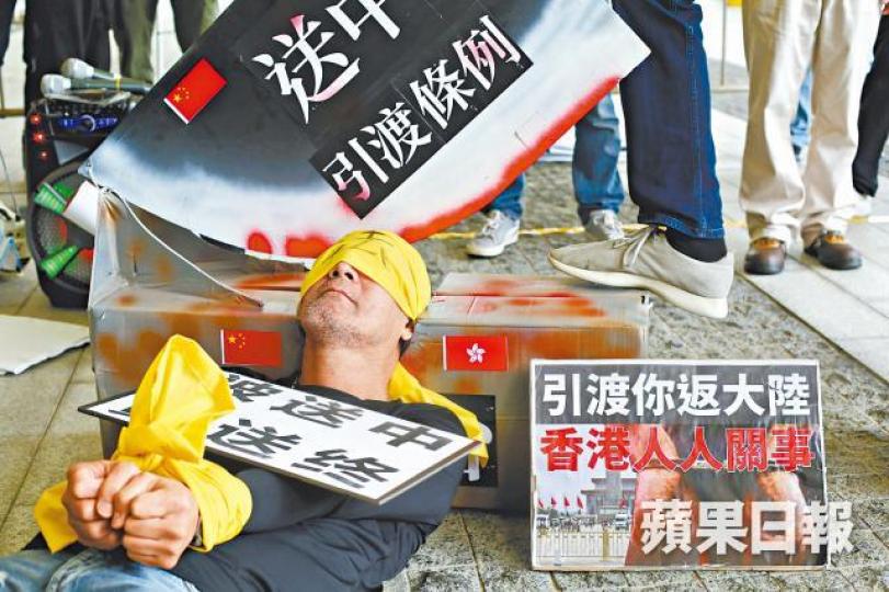 社民連製作「送中斷頭台」在場外抗議。董立華攝 社民連製作「送中斷頭台」在場外抗議。董立華攝