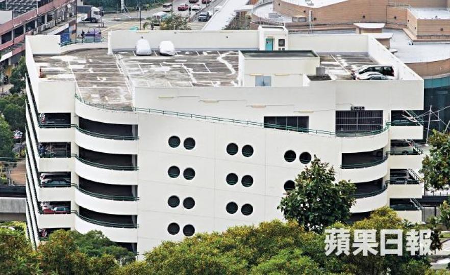 停車場天台長期封閉,僅有數輛疑是被扣押的白牌車。張柏基攝 停車場天台長期封閉,僅有數輛疑是被扣押的白牌車。張柏基攝