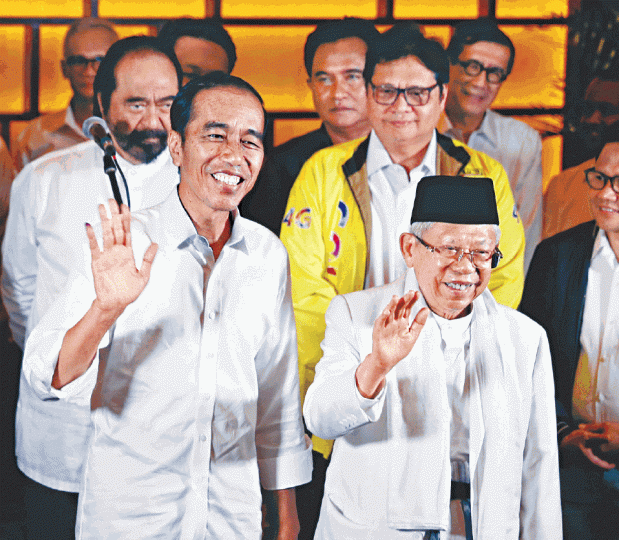 維多多(左)與副總統候選人阿明慶祝勝選在望,但呼籲支持者耐心等官方點票結果。路透社 維多多(左)與副總統候選人阿明慶祝勝選在望,但呼籲支持者耐心等官方點票結果。路透社