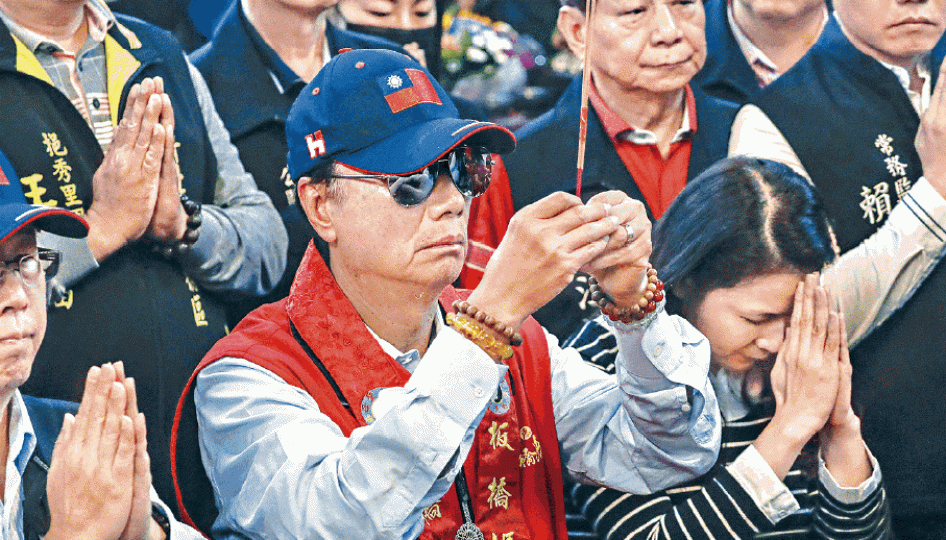 郭台銘特別到「發迹廟」慈惠宮參拜。 郭台銘特別到「發迹廟」慈惠宮參拜。