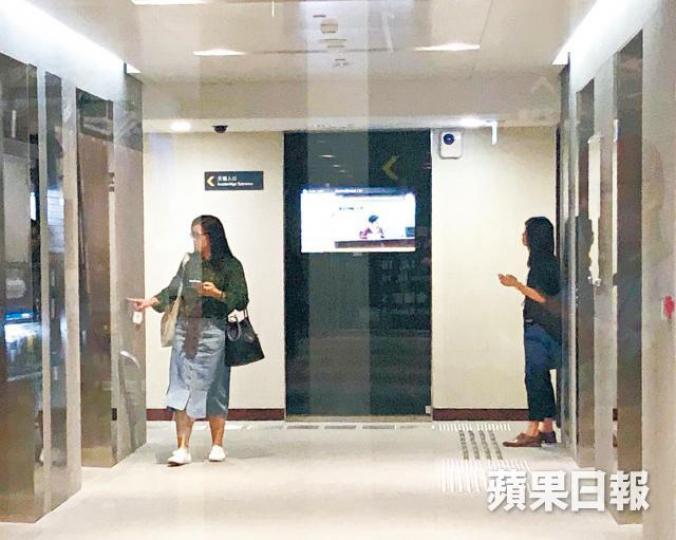 立法會內,政府派出俗稱「狗仔隊」駐守。修例審議首日,警方在場外加強人手戒備。親中團體傅振中(右)等人挑釁民陣和民主派議員,雙方罵戰。 立法會內,政府派出俗稱「狗仔隊」駐守。修例審議首日,警方在場外加強人手戒備。親中團體傅振中(右)等人挑釁民陣和民主派議員,雙方罵戰。