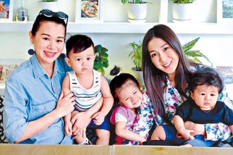 鍾嘉欣(右二)表示好期待杏兒嘅BB出世。互聯網圖片早前大肚杏兒同囝囝去蘇梅島玩。微博圖片 鍾嘉欣(右二)表示好期待杏兒嘅BB出世。互聯網圖片早前大肚杏兒同囝囝去蘇梅島玩。微博圖片