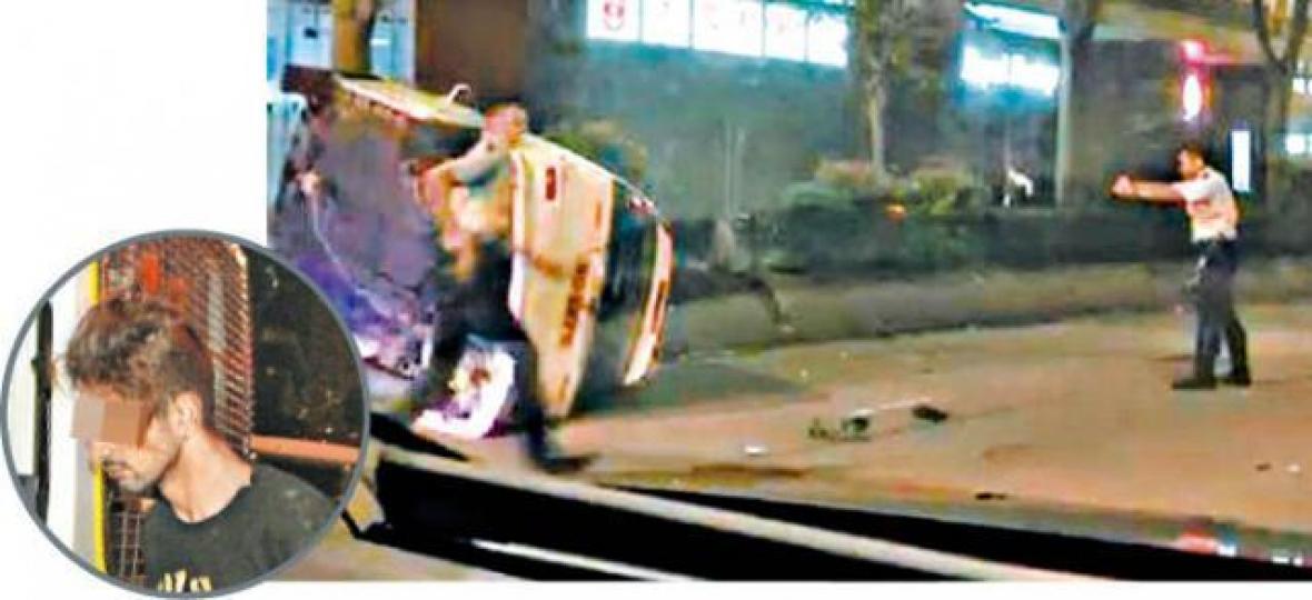 涉瘋狂駕駛的私家車失事翻側,警員拔槍指向巴裔司機(小圖)。 涉瘋狂駕駛的私家車失事翻側,警員拔槍指向巴裔司機(小圖)。