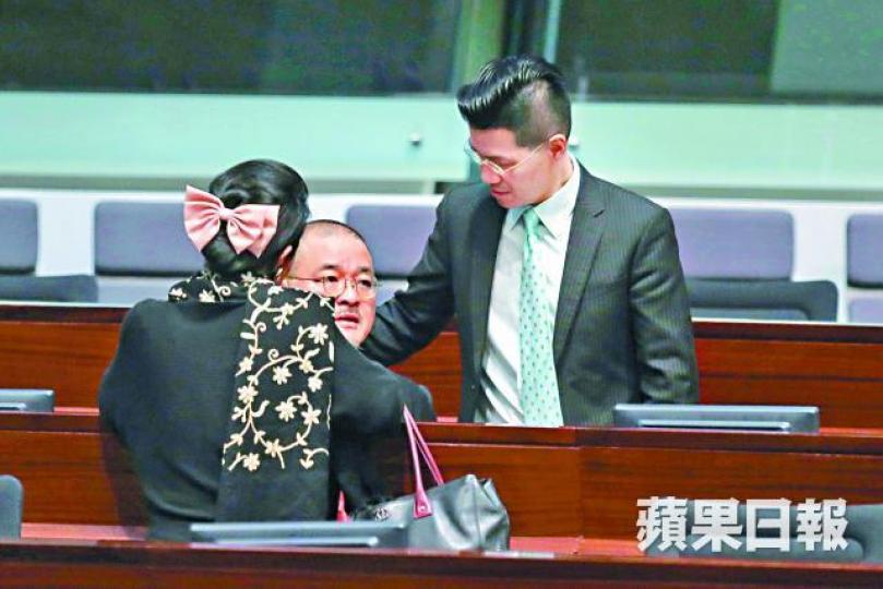 邵家臻(中)昨發言批評預算案未有解決社會分配不公問題,指政府重富輕民。何頴賢攝 邵家臻(中)昨發言批評預算案未有解決社會分配不公問題,指政府重富輕民。何頴賢攝