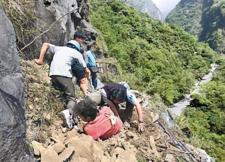 花蓮昨地震,一名馬來西亞籍遊客在太魯閣觀光時遭落石壓住下半身,情況危殆。地震後當地山區不時出現山崩。有辦公室天花板被震落。另一名女傷者被落石擊傷頭獲救,由直升機送院。 花蓮昨地震,一名馬來西亞籍遊客在太魯閣觀光時遭落石壓住下半身,情況危殆。地震後當地山區不時出現山崩。有辦公室天花板被震落。另一名女傷者被落石擊傷頭獲救,由直升機送院。