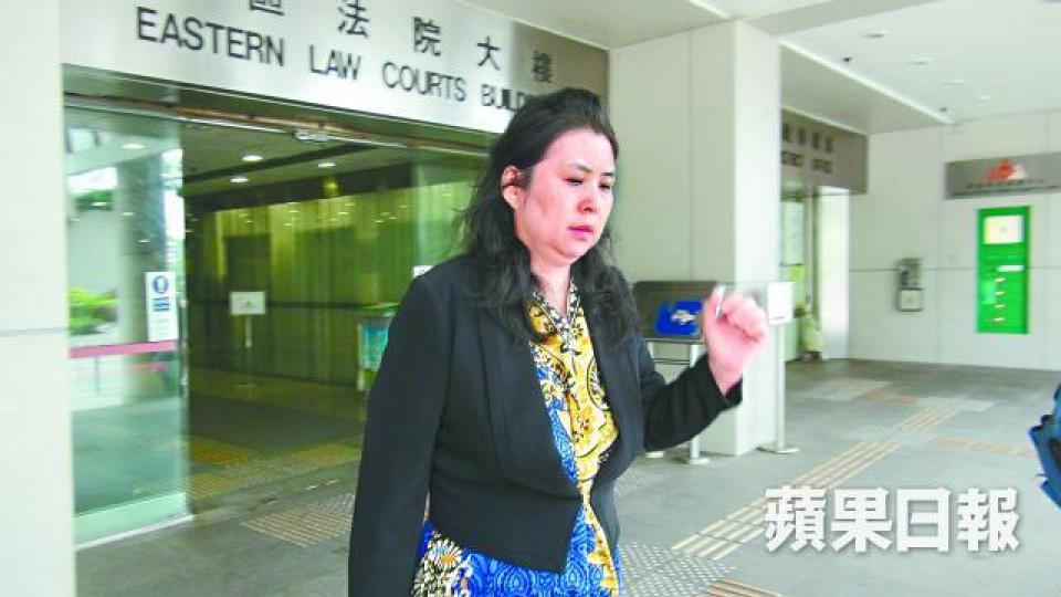 女大狀方也方昨親自應訊。 女大狀方也方昨親自應訊。