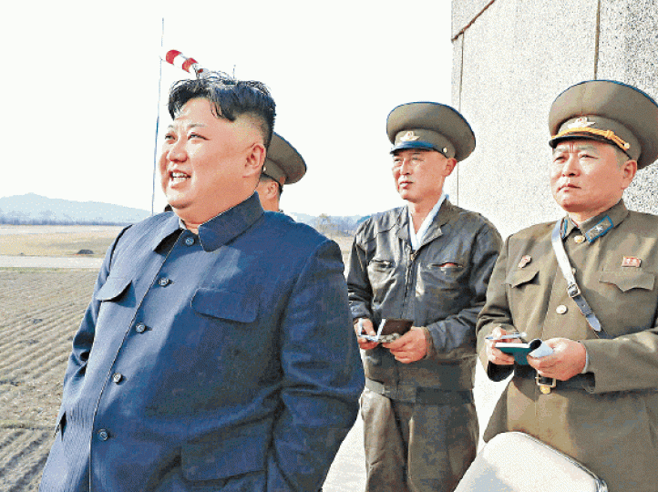 金正恩周二突擊視察空軍。美聯社 金正恩周二突擊視察空軍。美聯社