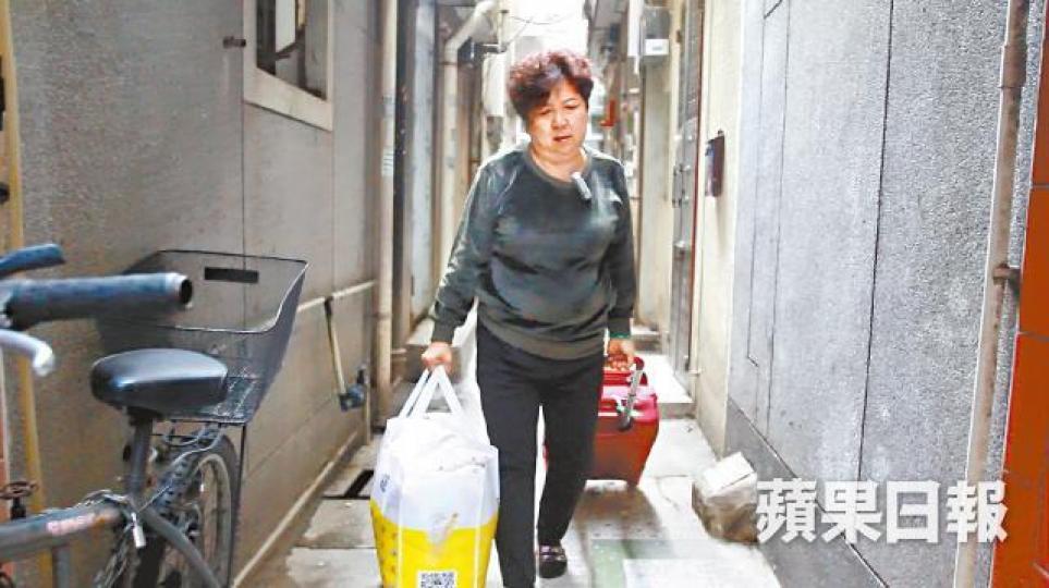 金姐因欠租而無家可歸,過着流離失所生活。 金姐因欠租而無家可歸,過着流離失所生活。