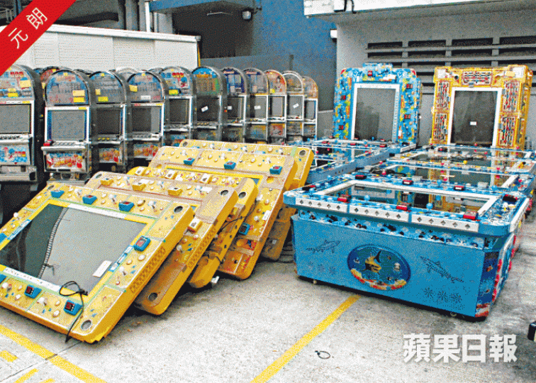 警方上周起搜查區內多個地點,拘捕413人,並撿獲大量釣魚機等賭具。劉永明攝行動中撿獲大批武器及現金。 警方上周起搜查區內多個地點,拘捕413人,並撿獲大量釣魚機等賭具。劉永明攝行動中撿獲大批武器及現金。