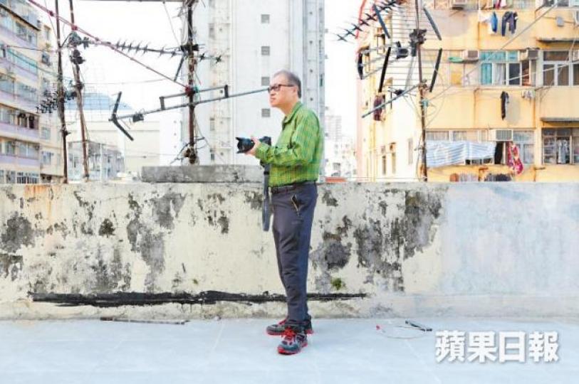 張榮麟發現根深柢固的社會問題無藥可醫,惟有用鏡頭記錄富裕香港有一班低下層,正在沒尊嚴地生活。土瓜灣24小時麥當勞的麥難民,也是張醫生的抓拍對象。豪宅林立的深水埗同時是香港最窮地區,幾多人位於山之巔俯瞰我的疲倦?棺材房的蟑螂和蝨子,是張榮麟最先在這些地方認識的朋友。同一獅子山下,香港有多少N無人士,過着沒尊嚴的非人生活?籠屋日漸在港消失,但貧窮有隨之而一併消失嗎?一個無家家庭住在唐樓頂樓梯間,這小空間包含廚房。露宿者以一塊木板KO公園裏有把手的凳,將之變身龍床。 張榮麟發現根深柢固的社會問題無藥可醫,惟有用鏡頭記錄富裕香港有一班低下層,正在沒尊嚴地生活。土瓜灣24小時麥當勞的麥難民,也是張醫生的抓拍對象。豪宅林立的深水埗同時是香港最窮地區,幾多人位於山之巔俯瞰我的疲倦?棺材房的蟑螂和蝨子,是張榮麟最先在這些地方認識的朋友。同一獅子山下,香港有多少N無人士,過着沒尊嚴的非人生活?籠屋日漸在港消失,但貧窮有隨之而一併消失嗎?一個無家家庭住在唐樓頂樓梯間,這小空間包含廚房。露宿者以一塊木板KO公園裏有把手的凳,將之變身龍床。