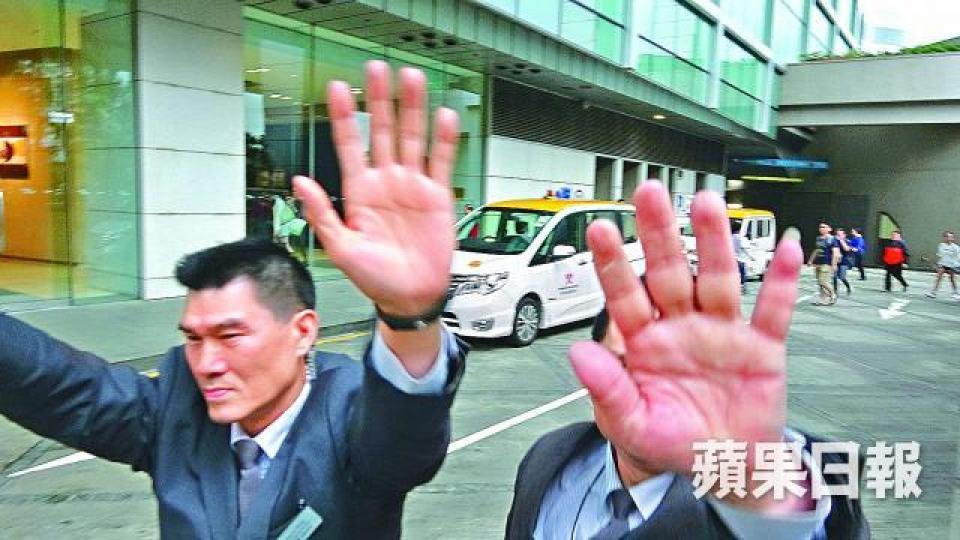 保安及後尾隨記者,在東薈城外更伸手阻礙記者拍攝。 保安及後尾隨記者,在東薈城外更伸手阻礙記者拍攝。