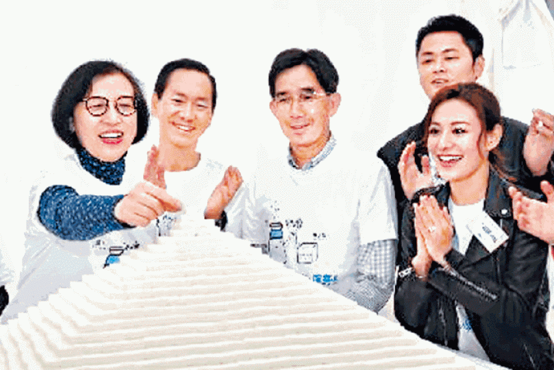陳肇始(左一)當日有份砌方糖塔。政府新聞處圖片協會認證項目包羅萬有,包括內地藝人劉曉慶(中)獲「世界上一年內主演無B角話劇數量最多」。世界紀錄協會網站設計簡陋。 陳肇始(左一)當日有份砌方糖塔。政府新聞處圖片協會認證項目包羅萬有,包括內地藝人劉曉慶(中)獲「世界上一年內主演無B角話劇數量最多」。世界紀錄協會網站設計簡陋。