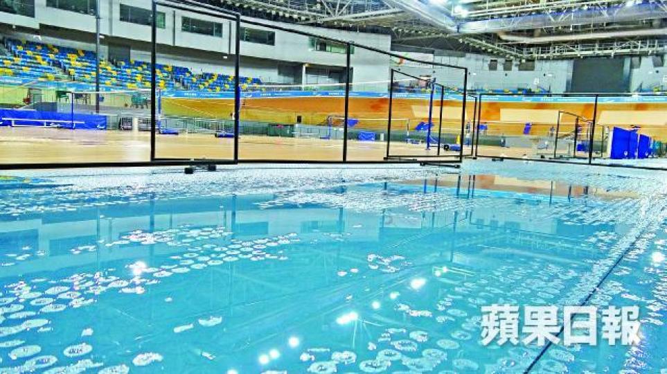 場館天窗在雨天下打開,導致室內積水處處。姜偉康攝李慧詩協助抹去賽道上的積水後稍作休息。王子俊攝 場館天窗在雨天下打開,導致室內積水處處。姜偉康攝李慧詩協助抹去賽道上的積水後稍作休息。王子俊攝