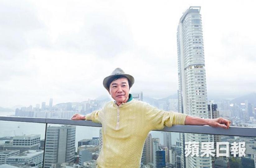 區瑞強已經63歲，但臉上未有留下歲月痕迹。愛自彈自唱的區瑞強，20多歲時一臉稚氣。