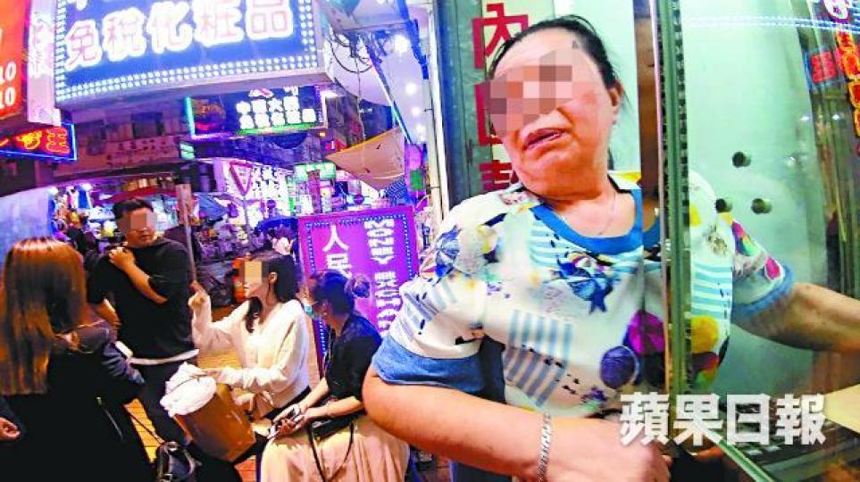 找換店女東主(右)聲稱內地戶口遭凍結,數名受害人在店外追討。溫文學攝警員到場以涉嫌盜竊拘捕女東主。 找換店女東主(右)聲稱內地戶口遭凍結,數名受害人在店外追討。溫文學攝警員到場以涉嫌盜竊拘捕女東主。