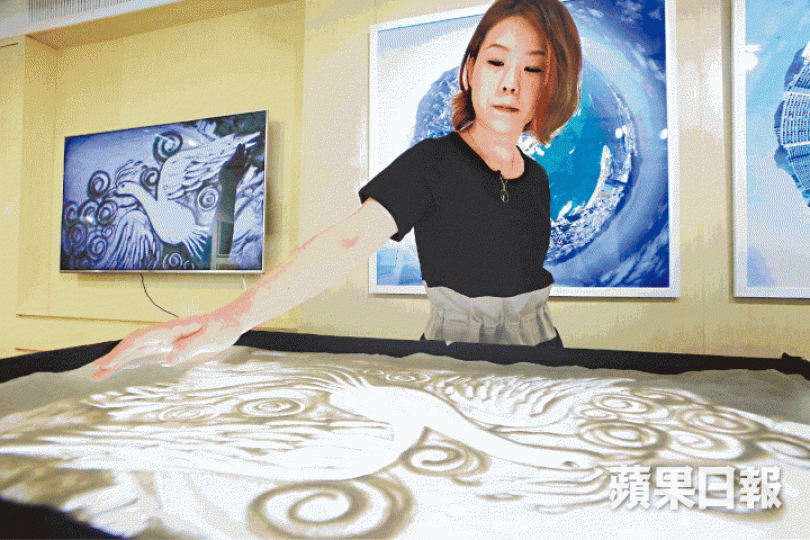 視障的趙惠芝透過沙畫重拾自信,情緒在過程中得以抒發。沙畫透過投影螢幕呈現,亦只能用錄像保留,一灑一抹之間,每個畫面都是瞬間限定。趙惠芝以藝術家Gustav Klimt的名畫《The Three Ages of Woman》為題材,以沙畫形式表揚母愛。 受訪者提供圖片兩夫婦默契十足,笑迎要面對的難關。丈夫小新生日,趙惠芝以沙畫作禮物。 視障的趙惠芝透過沙畫重拾自信,情緒在過程中得以抒發。沙畫透過投影螢幕呈現,亦只能用錄像保留,一灑一抹之間,每個畫面都是瞬間限定。趙惠芝以藝術家Gustav Klimt的名畫《The Three Ages of Woman》為題材,以沙畫形式表揚母愛。 受訪者提供圖片兩夫婦默契十足,笑迎要面對的難關。丈夫小新生日,趙惠芝以沙畫作禮物。